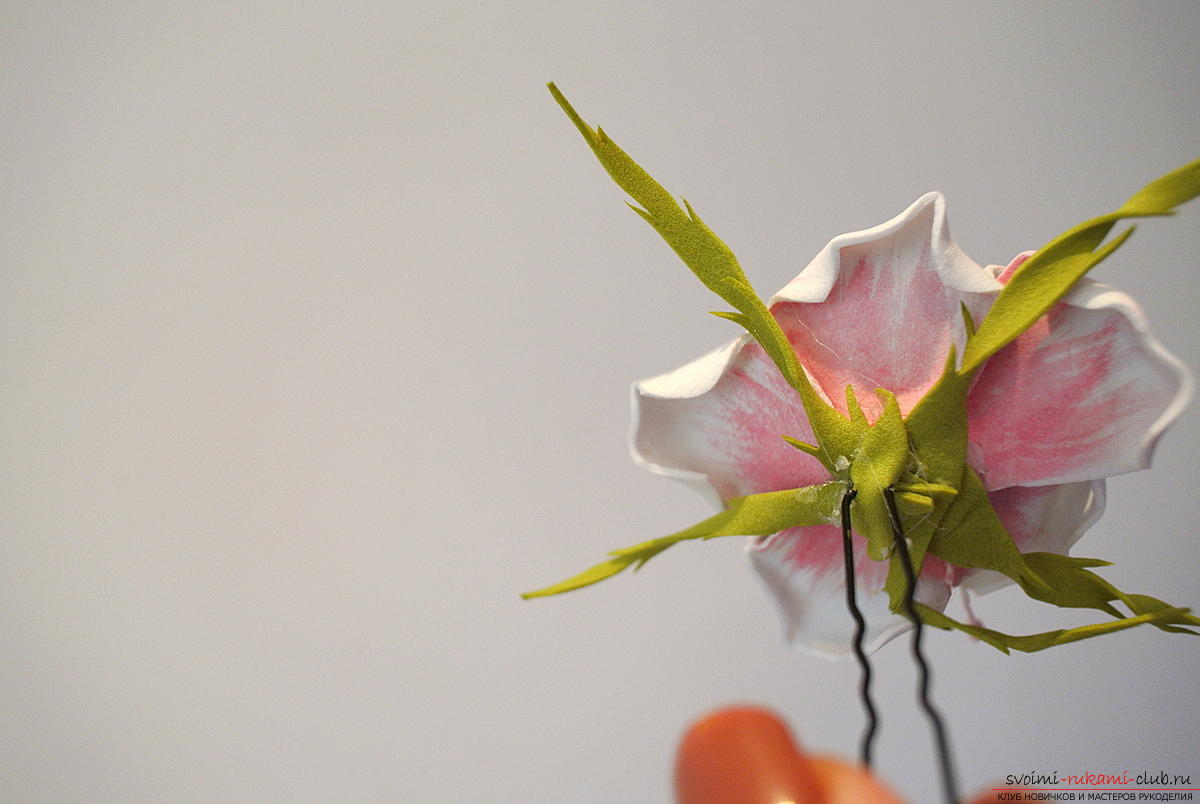 Мастер-класс поможет создать бутоньерку, для которой цветы изготавливаются своими руками из фоамирана.. Фото №15